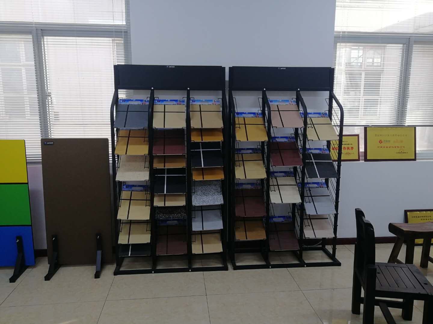 ?冠晶石和水包砂外墻涂料的區(qū)別，你知道多少